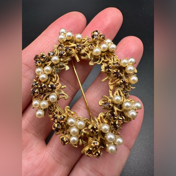 Vintage Signed Miriam Haskell Faux Pearls brooch and clip on earrings SET - Picture 11 of 16